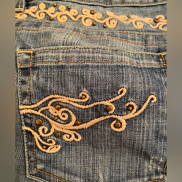 EUC Guess Premium Size 31 Embroidered and Distressed Bootcut Jeans - Picture 12 of 15